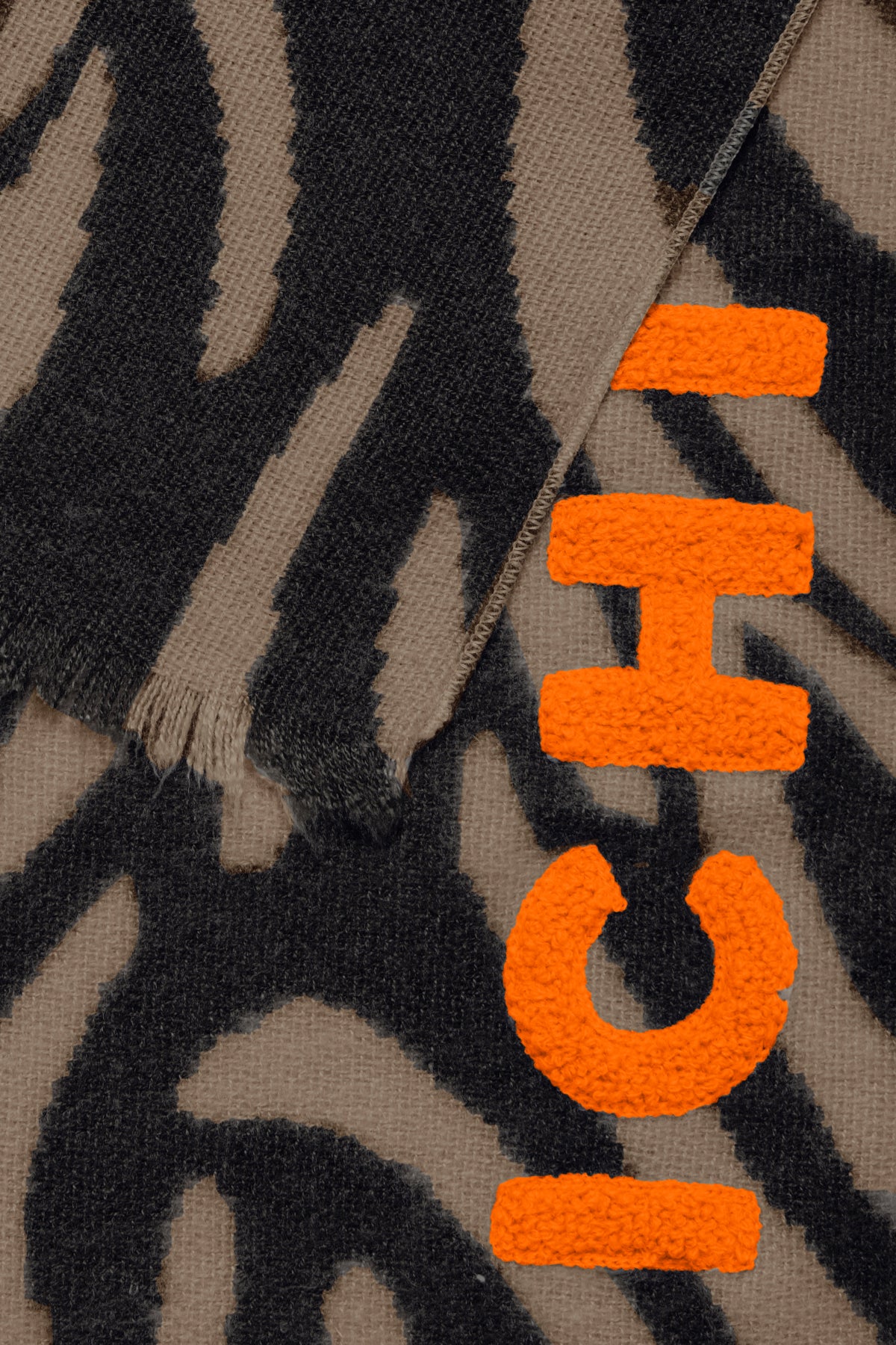 Halsduk Leane, travertine