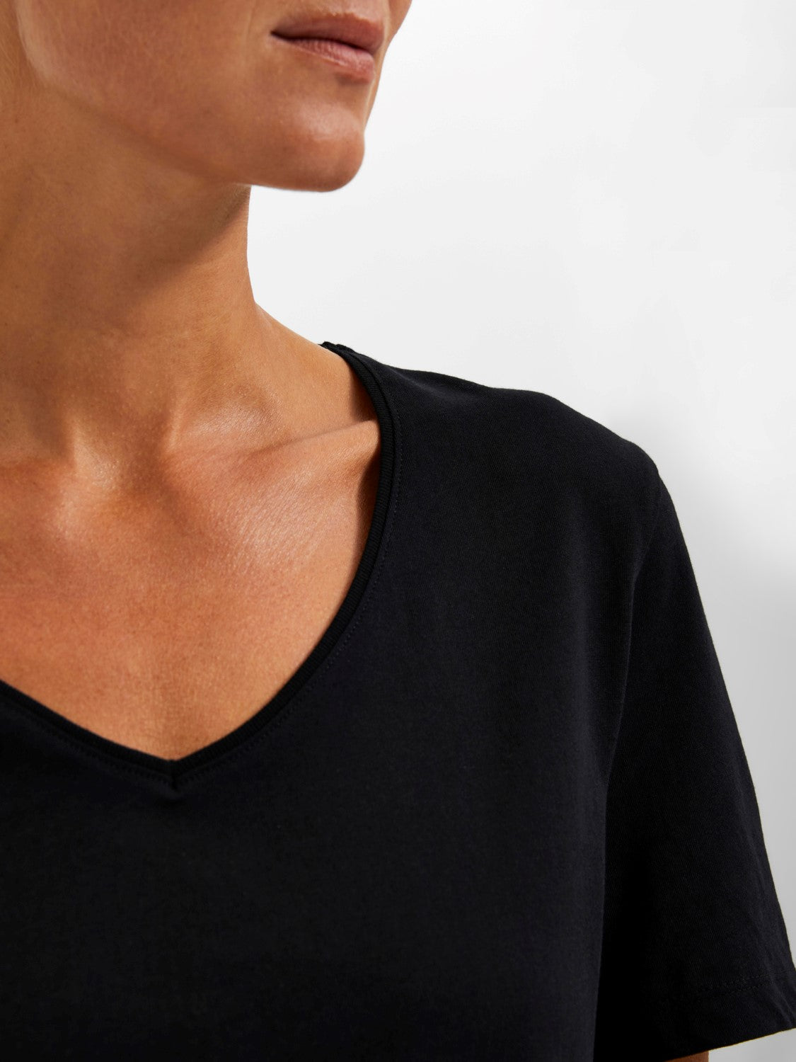 T-shirt Essential v-neck, black